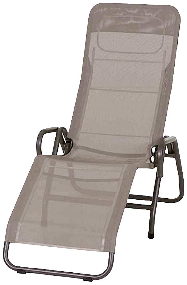 Ein beiger Liegestuhl mit Metallrahmen und Armlehnen. Der Stuhl ist für den Außenbereich geeignet und hat eine verstellbare Rückenlehne.