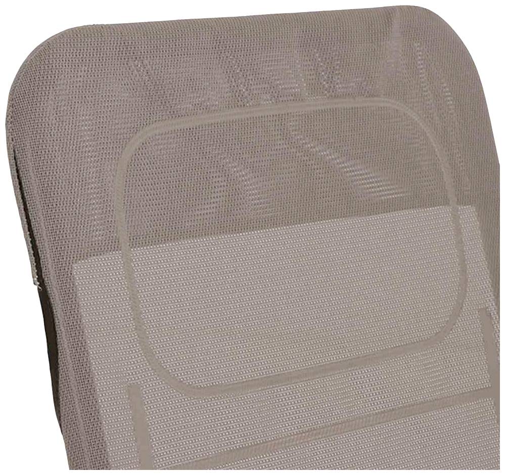 Ein brauner Stuhl mit atmungsaktivem Netzgewebe, zeigt die Rückenlehne.