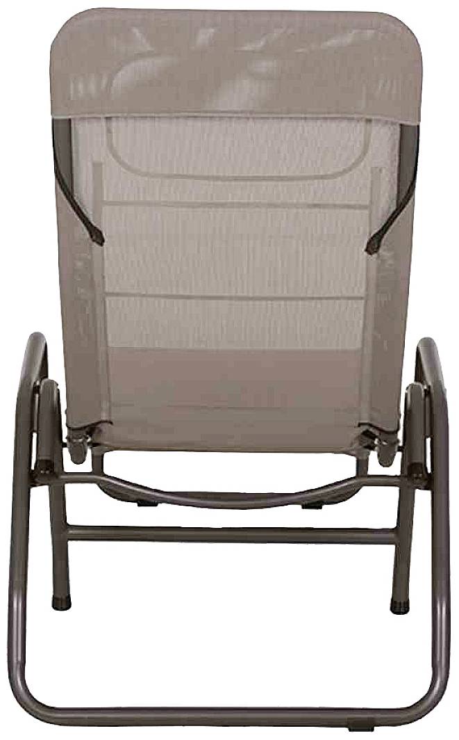 Ein brauner Gartenstuhl aus Metall und Stoff, rückseitig aufgenommen, mit gebogener Rückenlehne und stabilen Armlehnen.