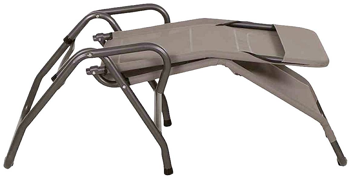 Ein verstellbarer Autokonfektionssitz aus Metall und Kunststoff, flach zusammenklappbar, mit Polsterauflage für den ergonomischen Komfort während der Autoreparatur.