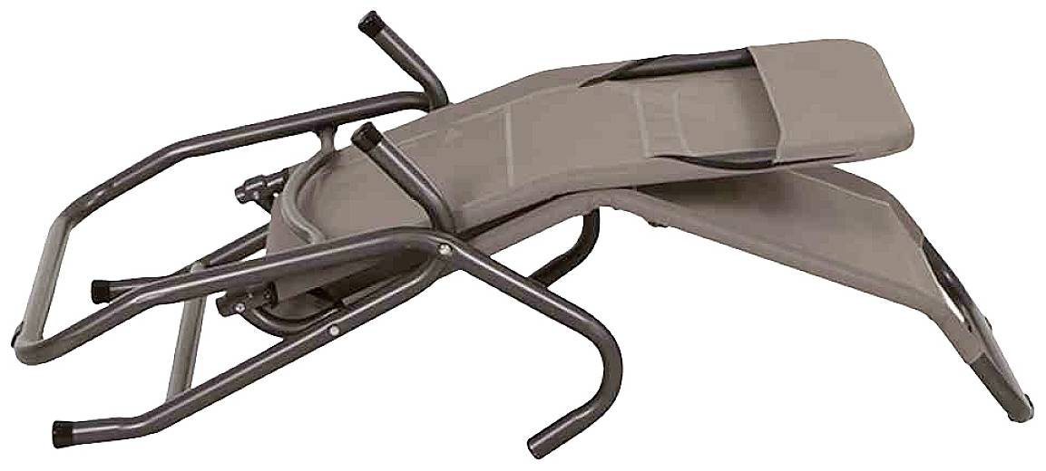 Ein brauner, zusammenklappbarer Liegestuhl aus Metall und Stoff, auf einer Seite liegend, zeigt Design und Funktionalität.