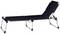 Eine schwarze Sonnenliege mit verstellbarem Rückenlehnenwinkel auf silbernem Metallrahmen. Ideal zum Entspannen im Freien.