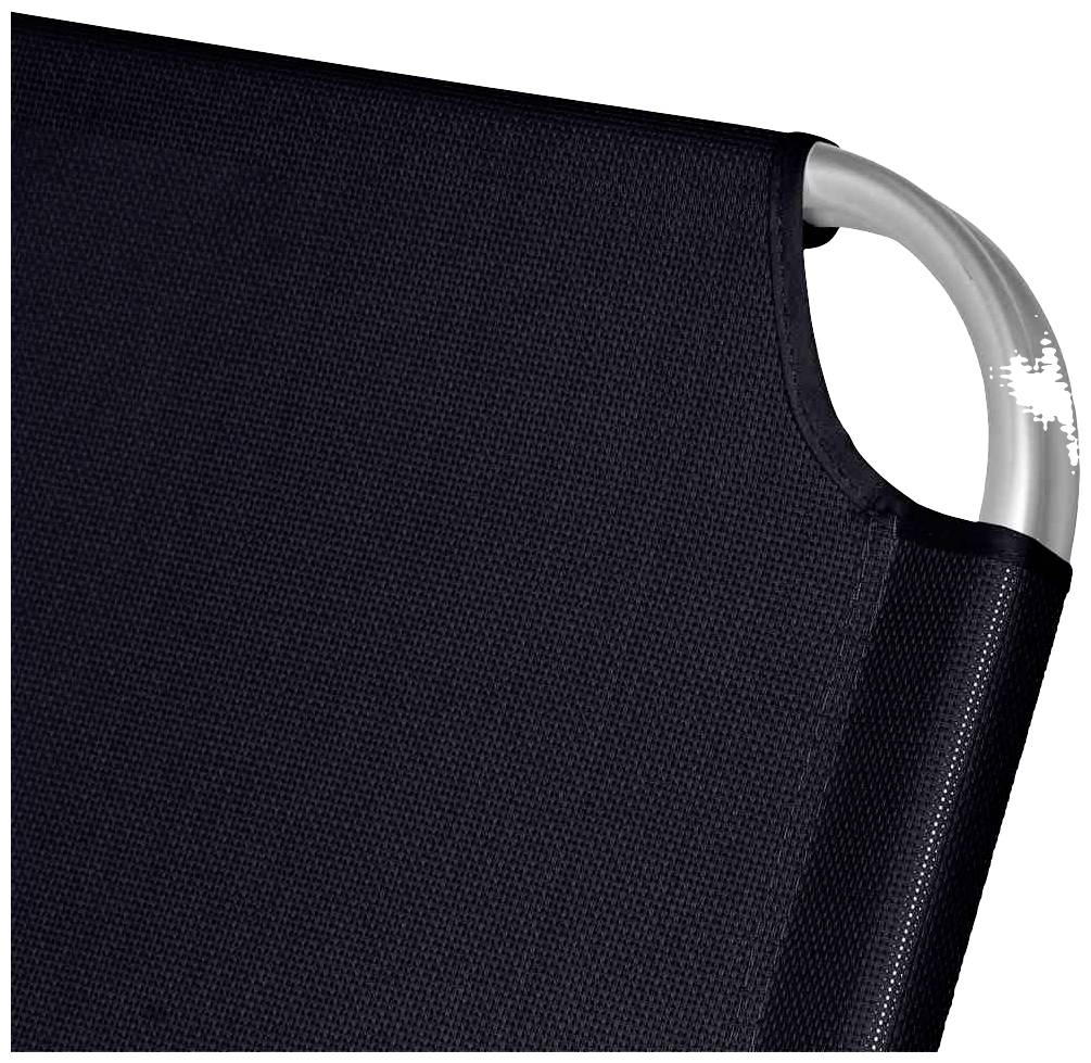 Ein Detail eines schwarz-weißen Stuhls. Man sieht die Ecke der Rückenlehne mit einem silberfarbenen Rahmen.