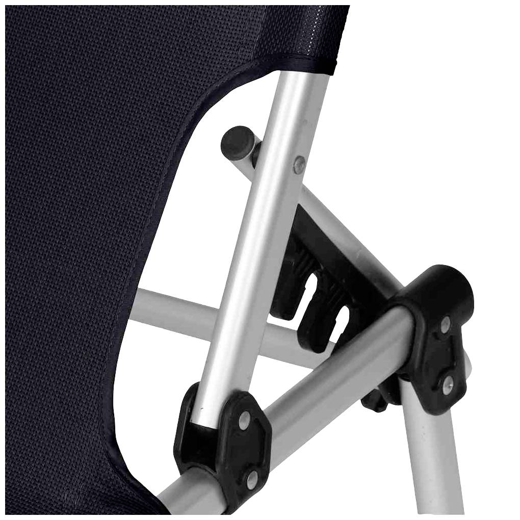 Ein Detail eines Klappstuhls mit blauem Stoff und silbernem Metallrahmen ist abgebildet.