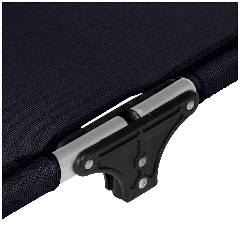 Ein Mechanismus an einem klappbaren Gestell, das Teil eines Campingbetts oder einer Liege sein könnte, mit einem schwarzen Gelenk.