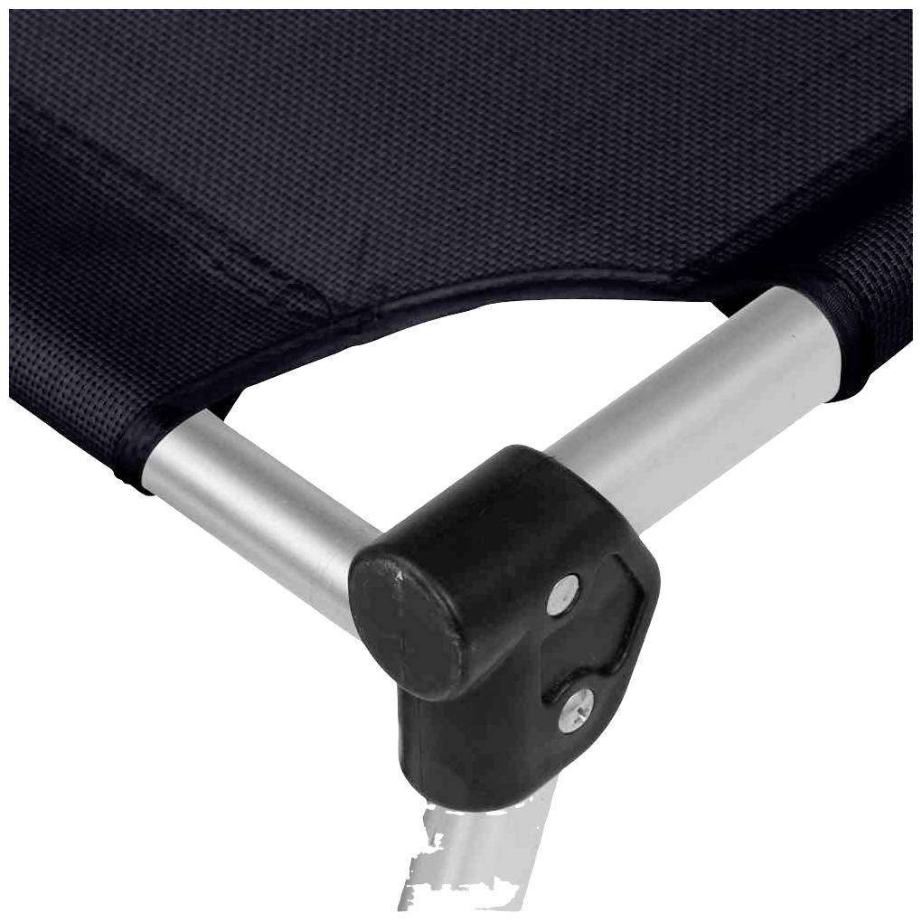 Ecke eines schwarzen Klappstuhls aus Metall und Stoff. Zeigt Detail des Stuhlsitzes und der Befestigung am Rahmen.