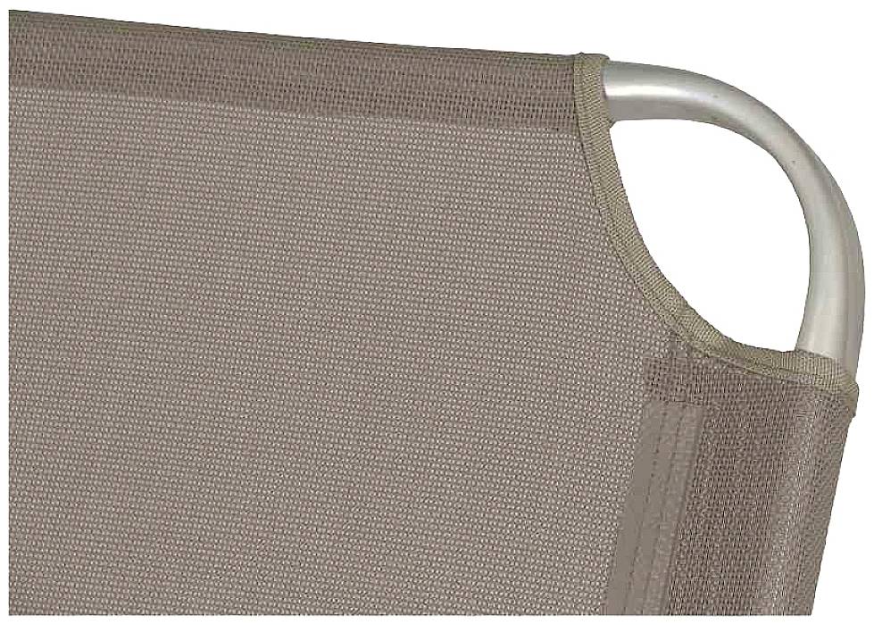 Ein brauner Stoffbezug über einem gebogenen Metallrahmen, Teil eines Möbelstückes, wahrscheinlich eines Stuhls oder Liegestuhls.