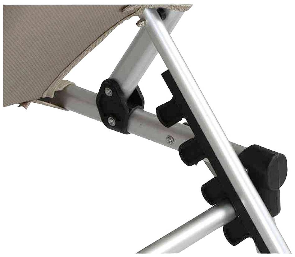 Nahaufnahme eines verstellbaren Gelenks eines silbernen Metallgestells mit beigem Stoff.