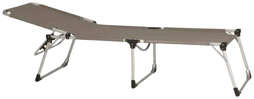 Zusammenklappbare Campingliege aus Metall mit brauner Stoffbespannung und schwarzen Füßen, geeignet für Outdoor-Aktivitäten.