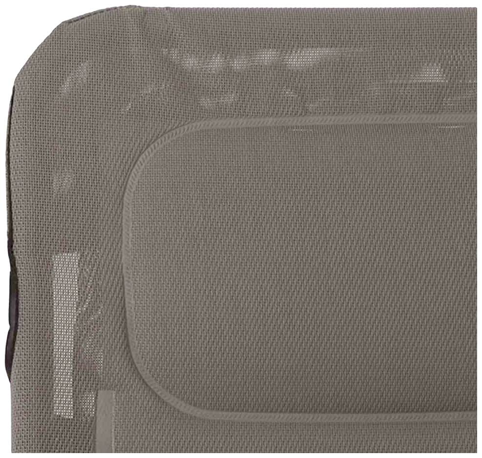 Eine Nahaufnahme eines braunen Stoffbezugs mit klaren Nähten und einer gepolsterten Oberflächenstruktur.