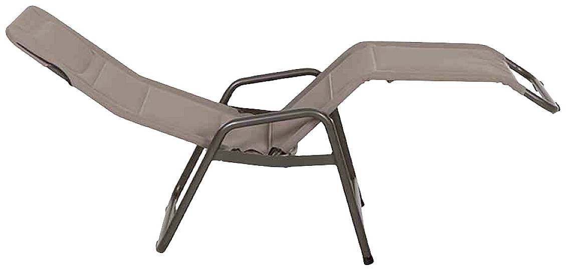 Liegestuhl aus Metall und Stoff, seitlich fotografiert. Sitzfläche in einem hellen Braunton, mit Armlehnen und verstellbarer Rückenlehne.