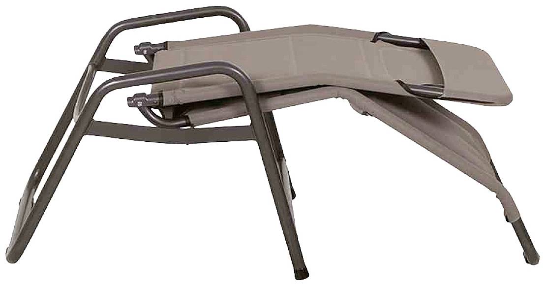 Ein zusammenklappbarer, brauner Liegestuhl mit Metallrahmen, in geklappter Position, seitlich dargestellt auf weißem Hintergrund.