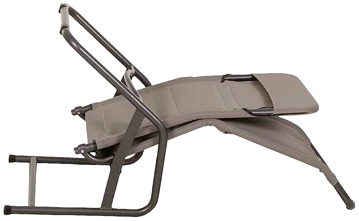 Liegestuhl in Liegeposition mit braunem Stoffbezug und schwarzem Metallrahmen.