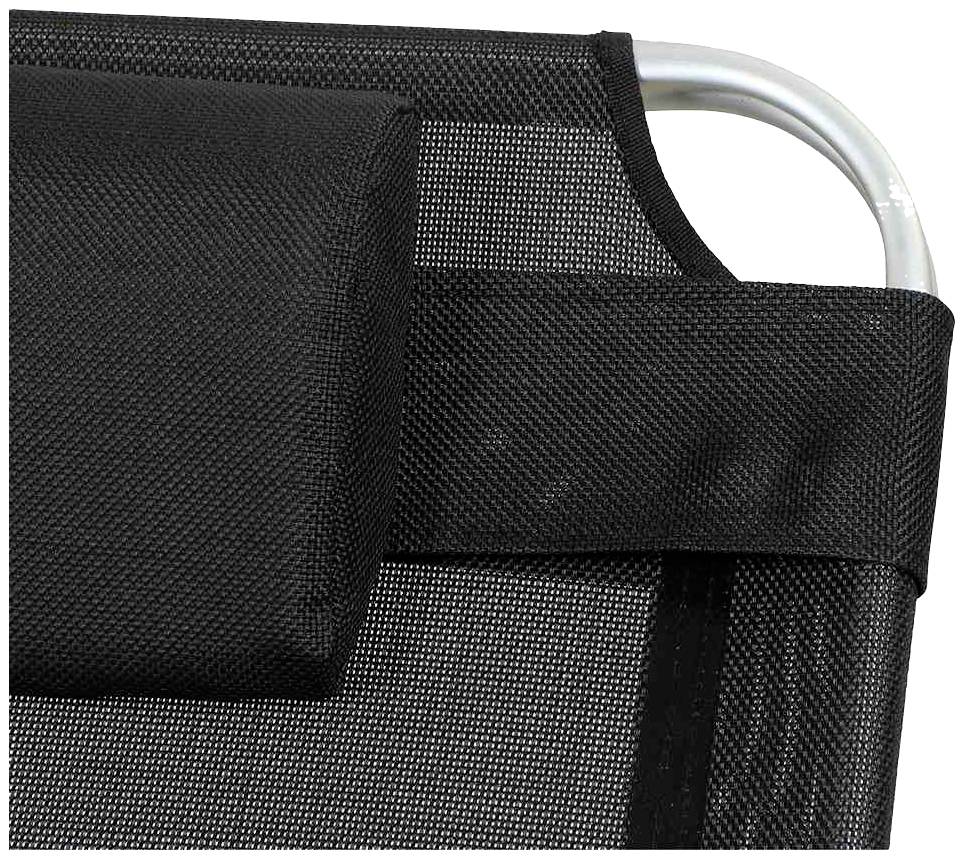 Ein schwarzer Liegestuhl mit einem kleinen, abnehmbaren Kissen oben links auf einem silbernen Rahmen. Ideal für den Außenbereich.