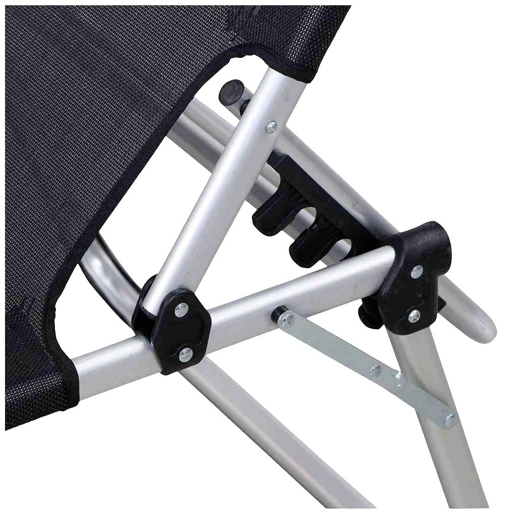 Nahaufnahme eines Liegestuhlgestells mit silbernen Metallrohren und schwarzen Kunststoffverbindungen, die die Stabilität zeigen.