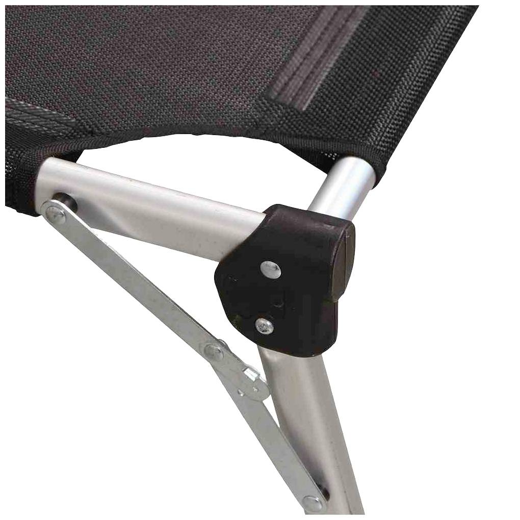 Nahaufnahme eines zusammenklappbaren Stuhls mit schwarzem Textilgewebe und silbernem Metallrahmen.