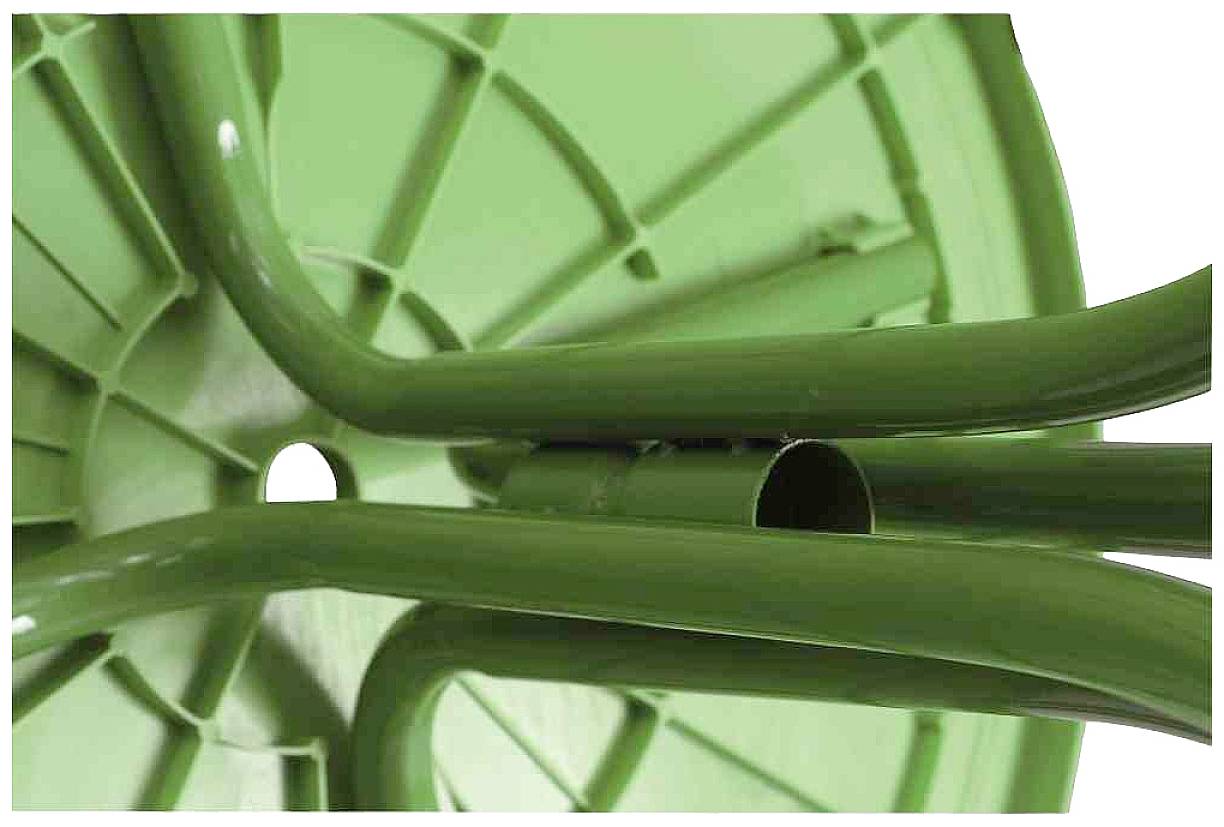 Unterseite eines grünen Stuhls, Fokus auf metallische Beine und Kunststoffsitz mit zentralem Loch.