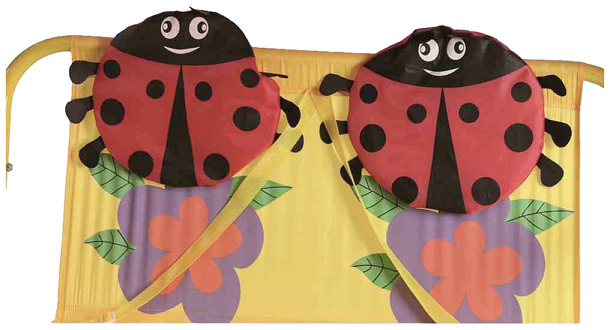 Zwei Marienkäfer-Aufdrucke auf einem gelben Hintergrund mit Blumenmuster, vermutlich dekorative Kissen auf einem Möbelstück.