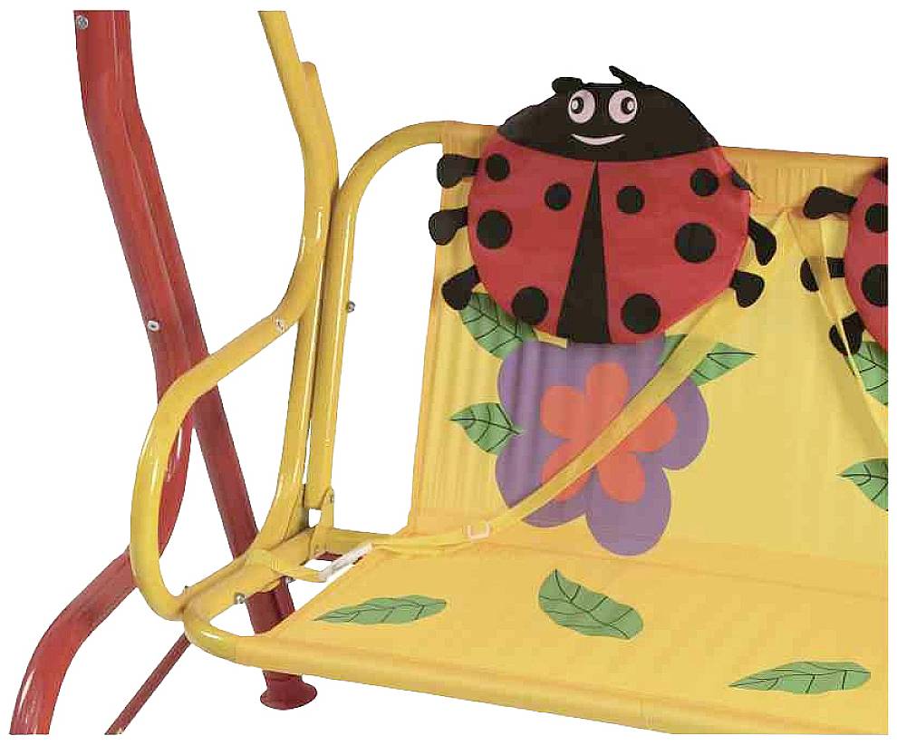 Eine gelb-rote Kinderschaukel mit fröhlichem Marienkäfermotiv und bunten Blättern und Blumen auf der Sitzfläche.