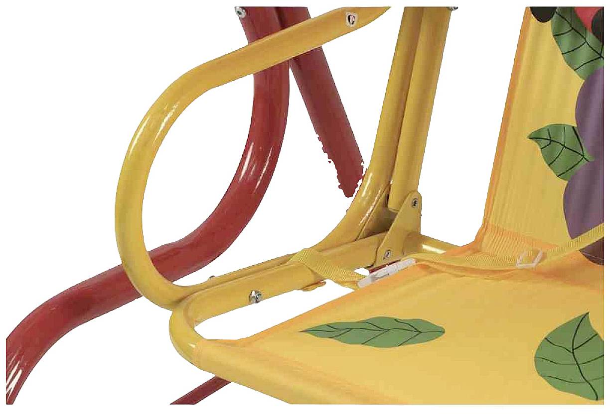Ein gelbes Kinderlaufstuhls mit buntem Blattmuster auf dem Sitz, umrahmt von roten Metallrohren.