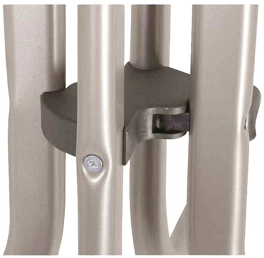 Eine Nahaufnahme eines verriegelten, metallic-glänzenden Klappmechanismus, möglicherweise Teil eines Stuhl- oder Tischgestells.