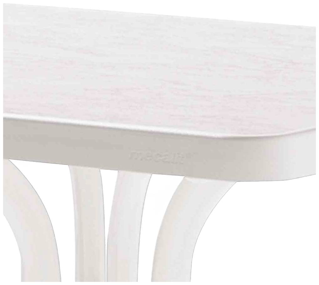 Ein Tisch mit weißer, glatter Oberfläche und abgerundeten Ecken, ruhend auf geschwungenen, eleganten Beinen.