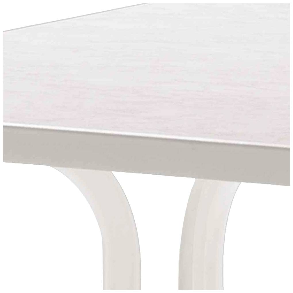 Eine weiße Tischplatte mit abgerundeter Kante und zwei gebogenen Beinen aus Metall.