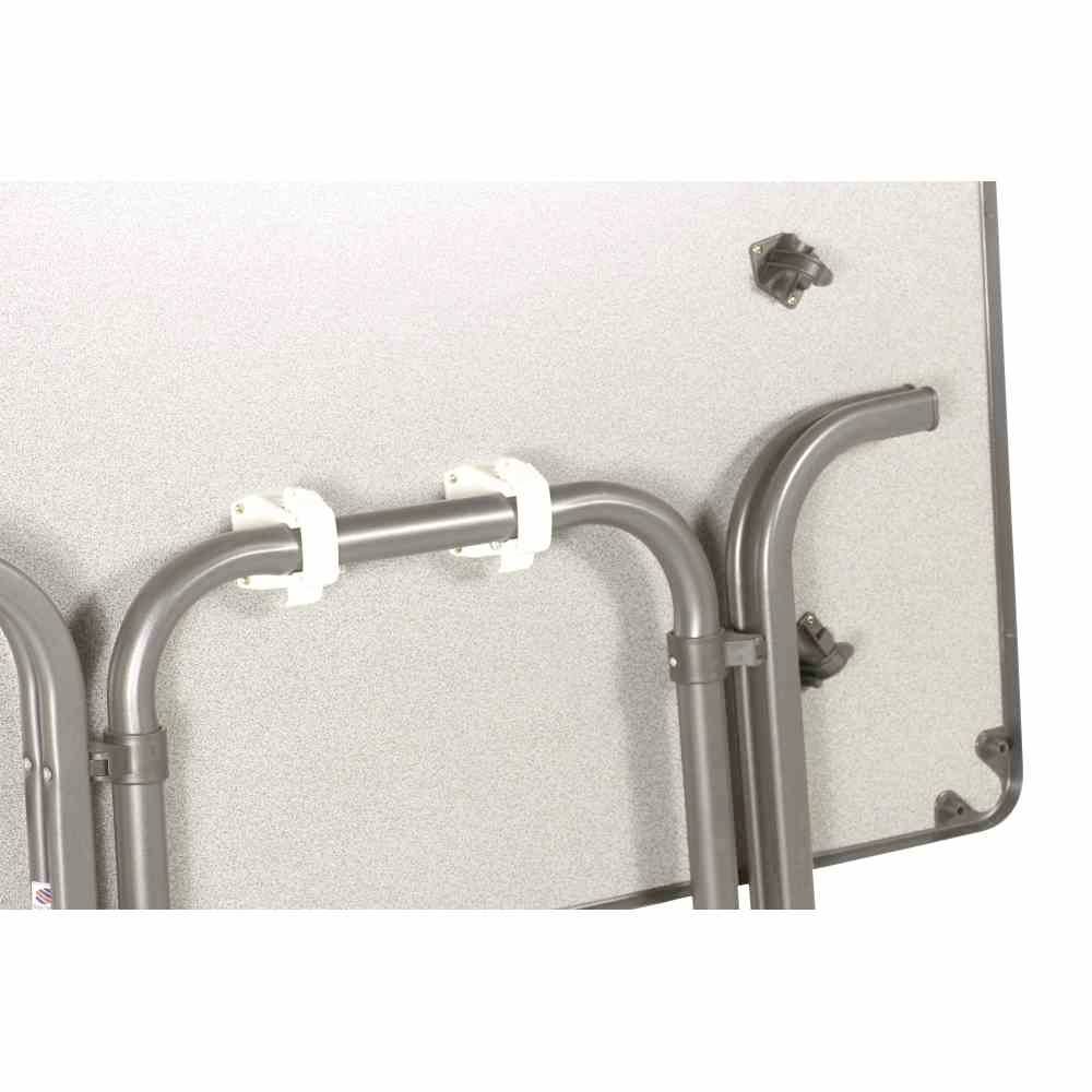 Ein Klapptisch mit grauer Oberfläche und Metallbeinen in geklappter Position, auf einer weißen Hintergrundfläche.