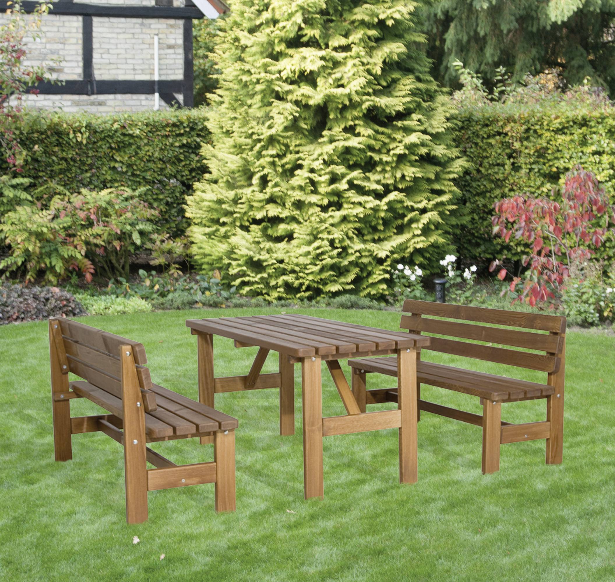 Holz-Gartenmöbel-Set mit Tisch und zwei Bänken auf grünem Rasen, umgeben von Hecken und Bäumen.