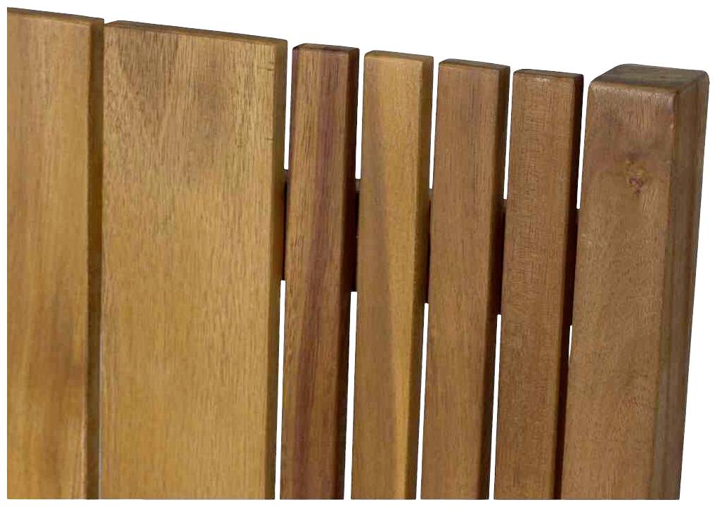 Holzzaun aus vertikalen, unterschiedlich breiten Latten in natürlicher Holzfarbe.