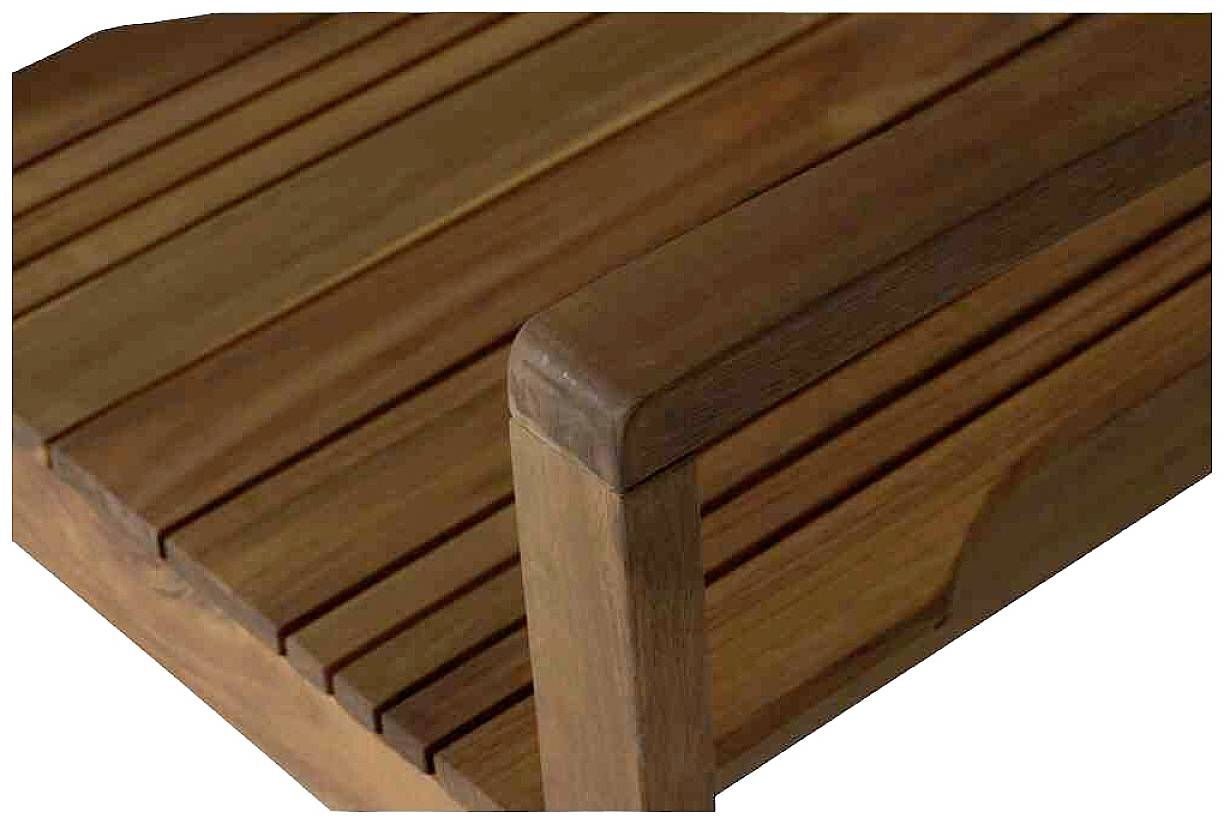 'Nahaufnahme eines Holzstuhls aus glattem, warmem Holz mit dekorativen Sprossen, die eine robuste und elegante Struktur bilden.'