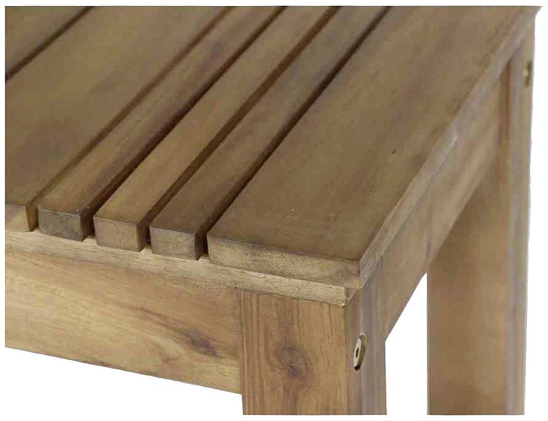 Holztisch mit klaren Linien, robustem Design und natürlicher Holzmaserung. Der Fokus liegt auf der strukturierten Tischplatte und dem Eckstück.