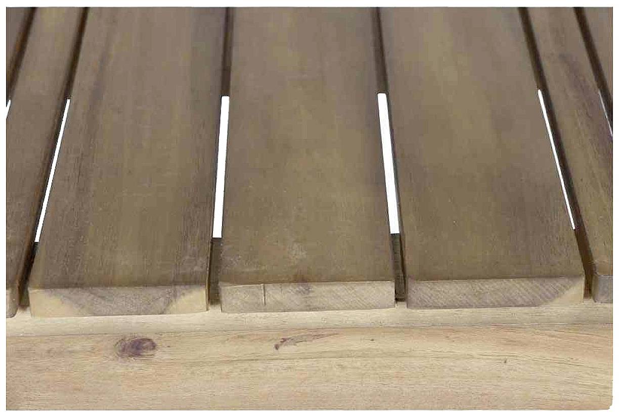 Holzlatten mit schmalen weißen Zwischenräumen, wahrscheinlich Teil eines rustikalen Möbelstücks oder Bodens.