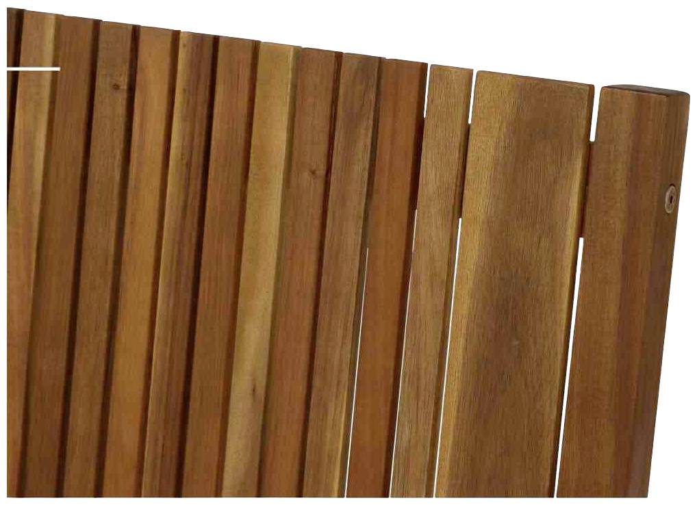 Ein Holzzaun mit vertikalen Latten in unterschiedlichen Breiten und leichter Neigung nach rechts.
