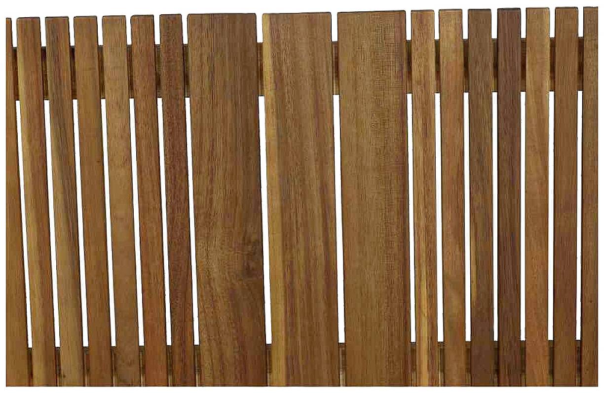 Holzzaun aus vertikalen, schmalen Holzlatten in natürlichem Braunton.