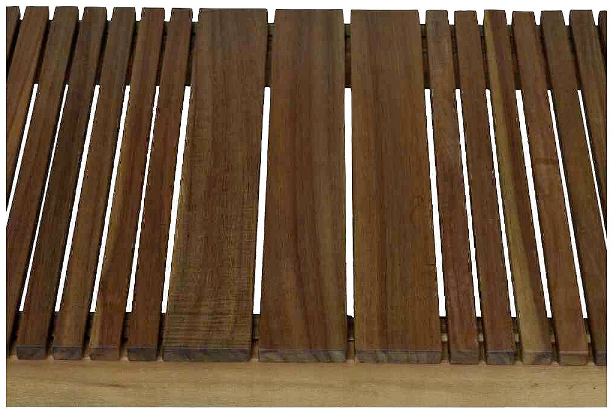 Holzbank mit parallelen Streben aus dunklem Holz.