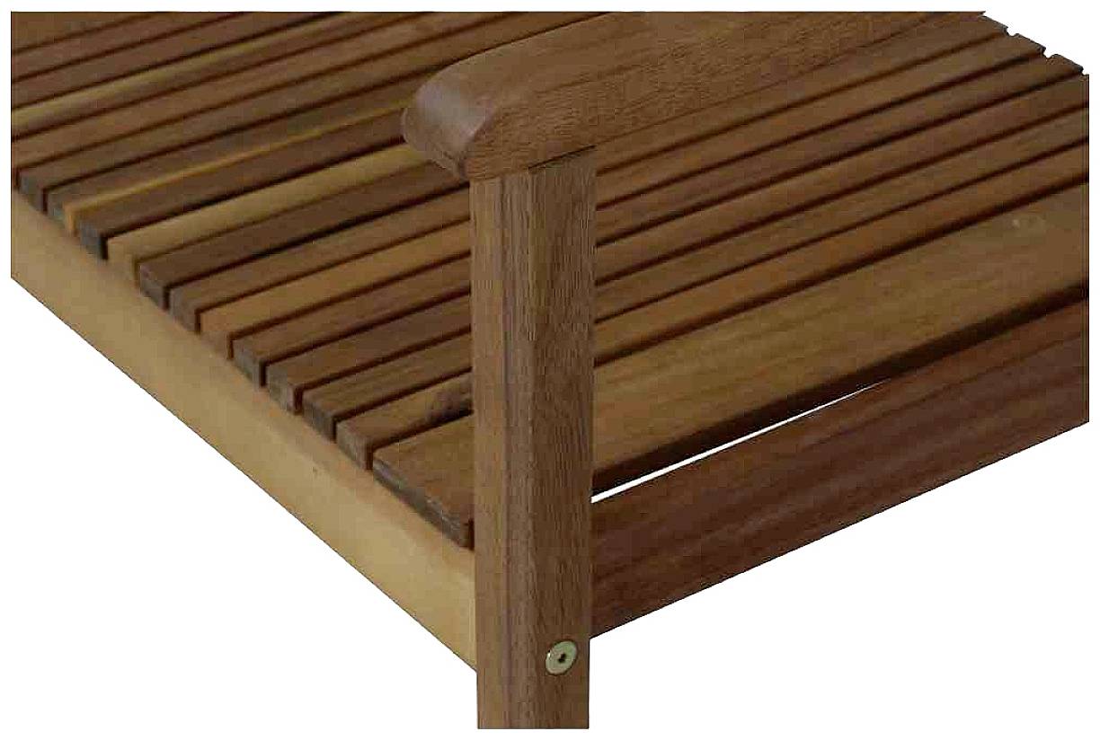 Holzstuhl mit rechteckiger Sitzfläche aus parallelen Holzlatten. Die Vorderkante ist abgerundet, zeigt solide Verarbeitung.