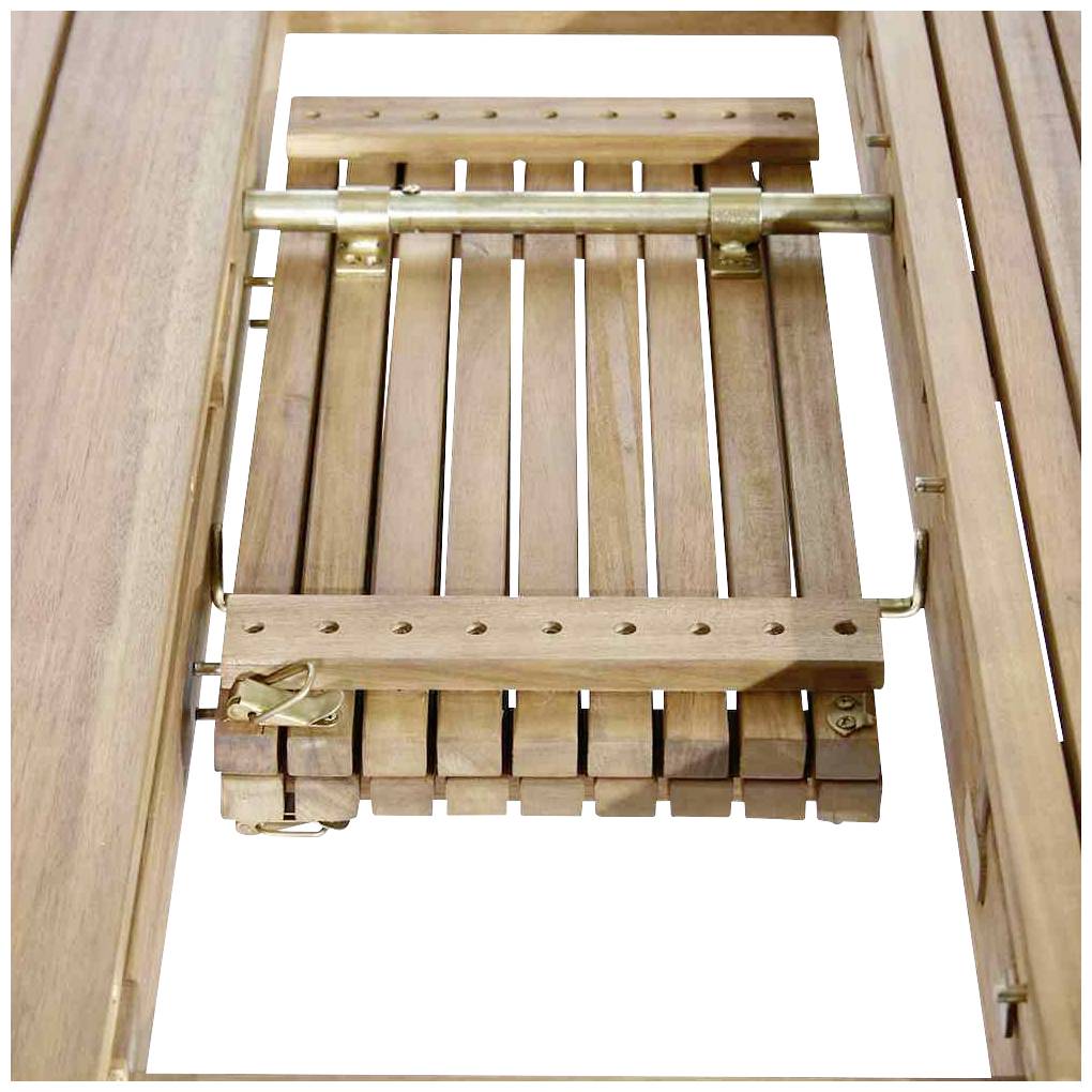 Ein Holztisch mit einer herausnehmbaren Platte in der Mitte, die durch Scharniere und Metallhalterungen befestigt ist.