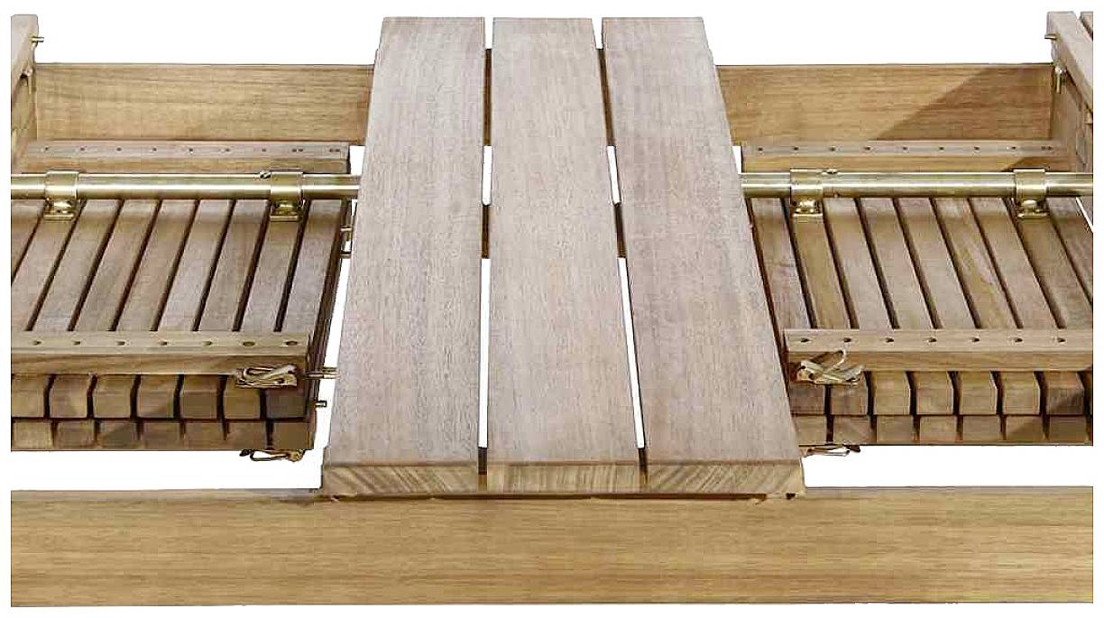 Holztisch mit ausziehbarer Funktion, bei der die mittlere Tischplatte durch Verschieben erweitert werden kann. Holzstruktur und Scharniere sichtbar.