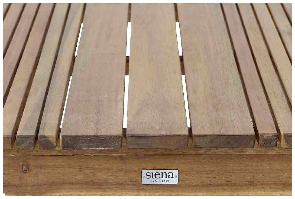 Holztischplatte mit Längsstreifen und 'Siena Garden'-Logo. Schlichtes Design aus Naturholz.
