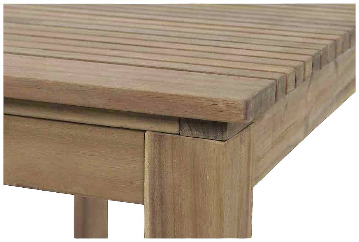 Holztisch mit klaren Linien und rechteckiger Form, zeigt die Holzmaserung und eine glatte Oberfläche, steht auf stabilen Beinen.