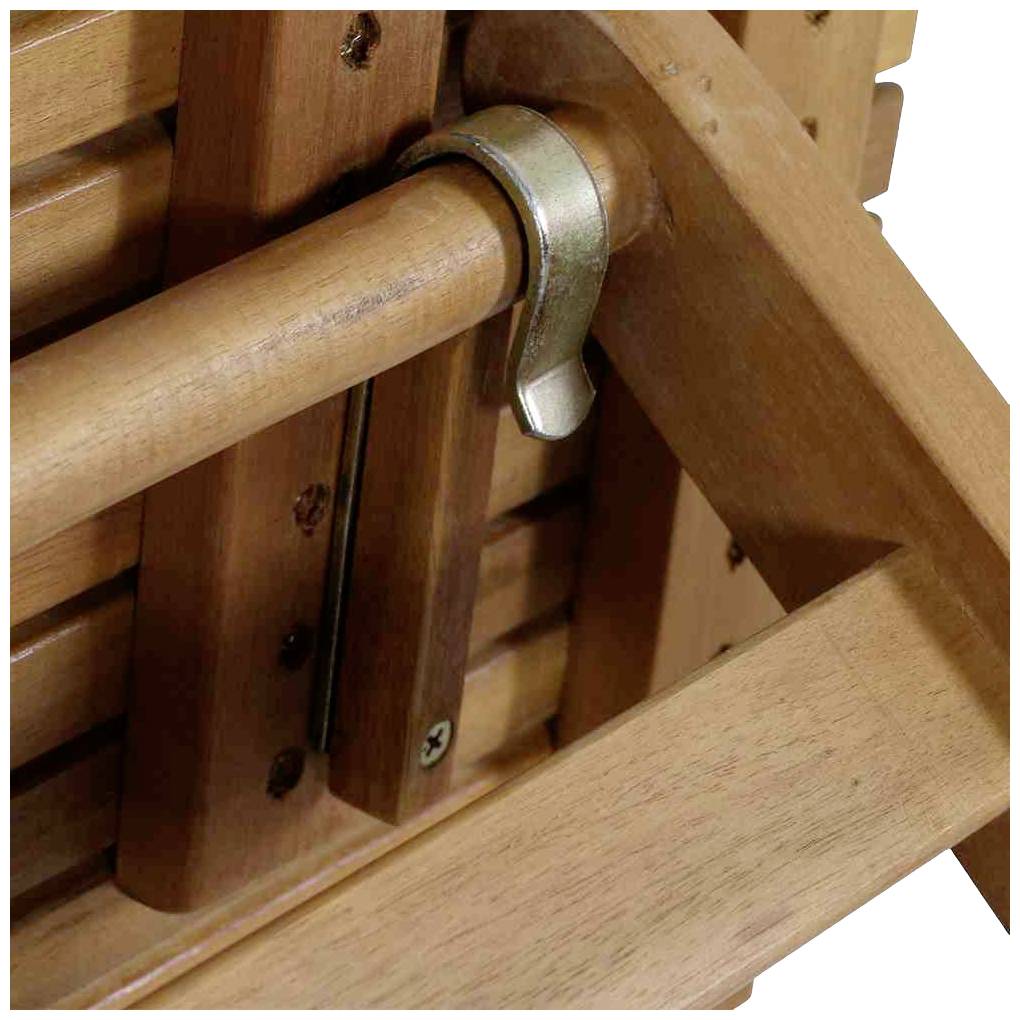 Holzliegestuhl mit verstellbarem Metallhebel zur Neigungsanpassung.