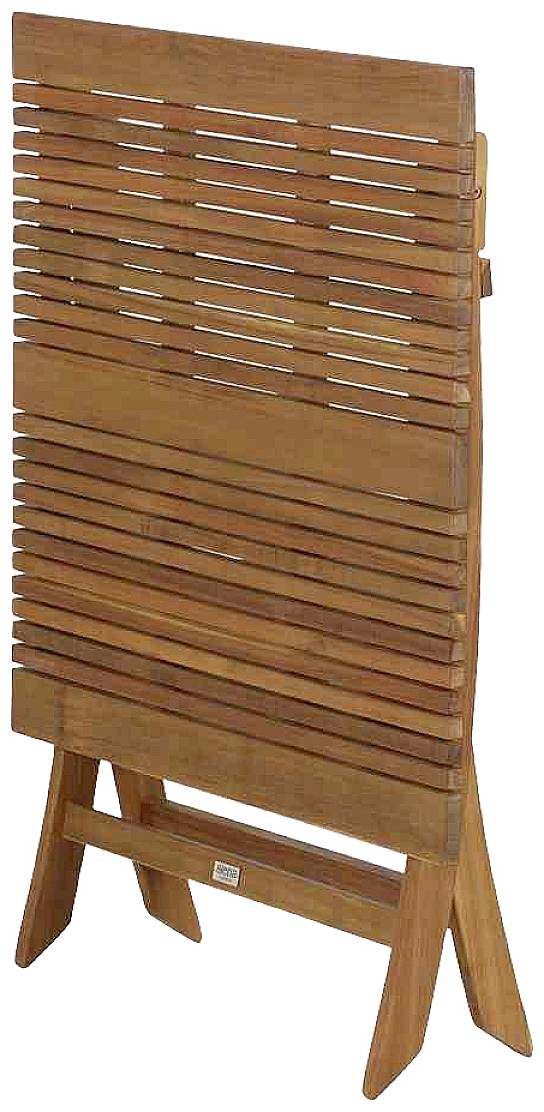 Ein gestapelter Stapel aus zusammengeklappten Holzgartenstühlen. Sie sind vertikal aufgestellt und verfügen über eine Lamellenstruktur.