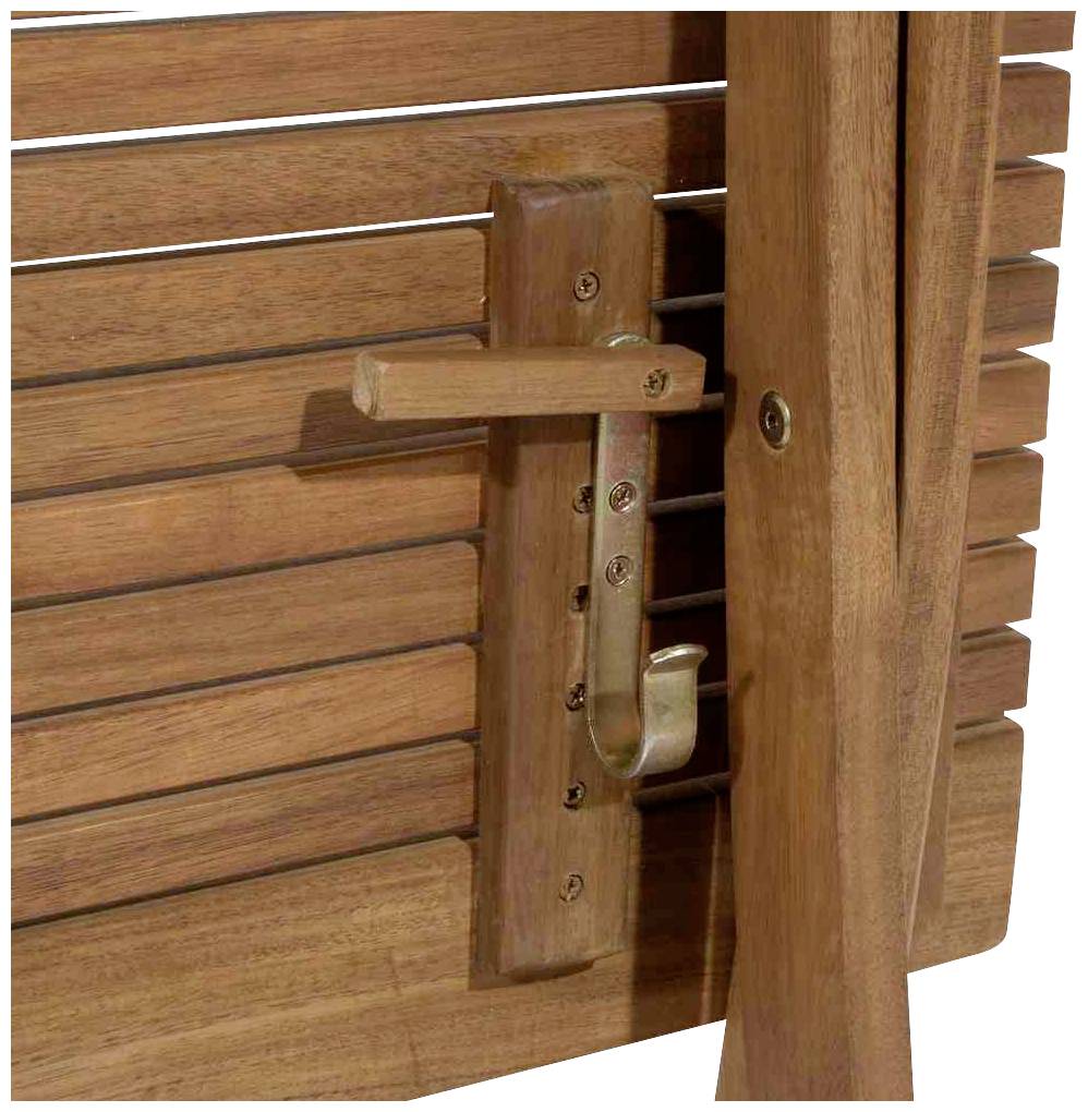 Holztor mit vertikalen Latten und integriertem Riegel, der die Verriegelungsmechanik zeigt.