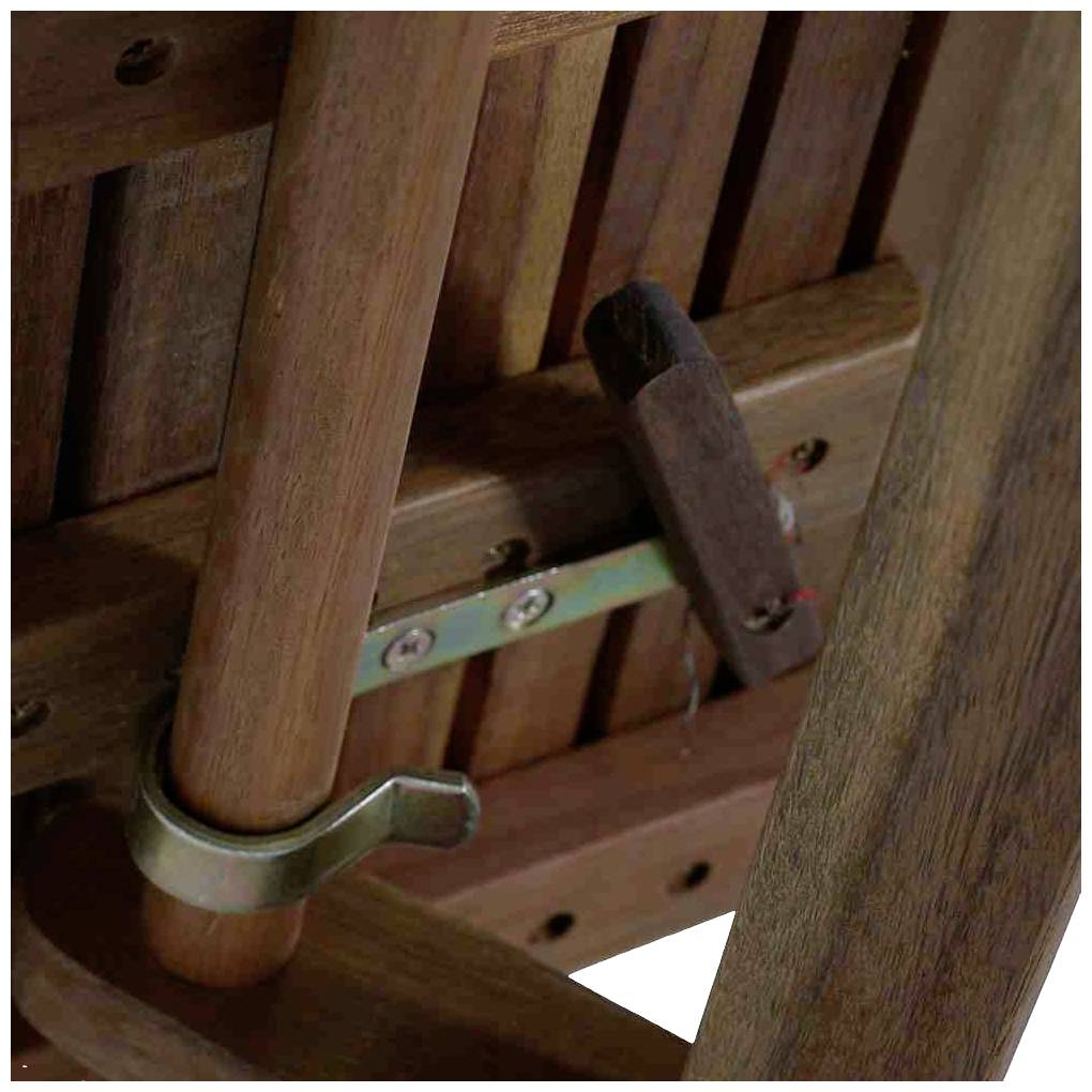 Nahaufnahme eines Holzstuhls, die einen Metallmechanismus und Schrauben zeigt, die zum Zusammenklappen genutzt werden.