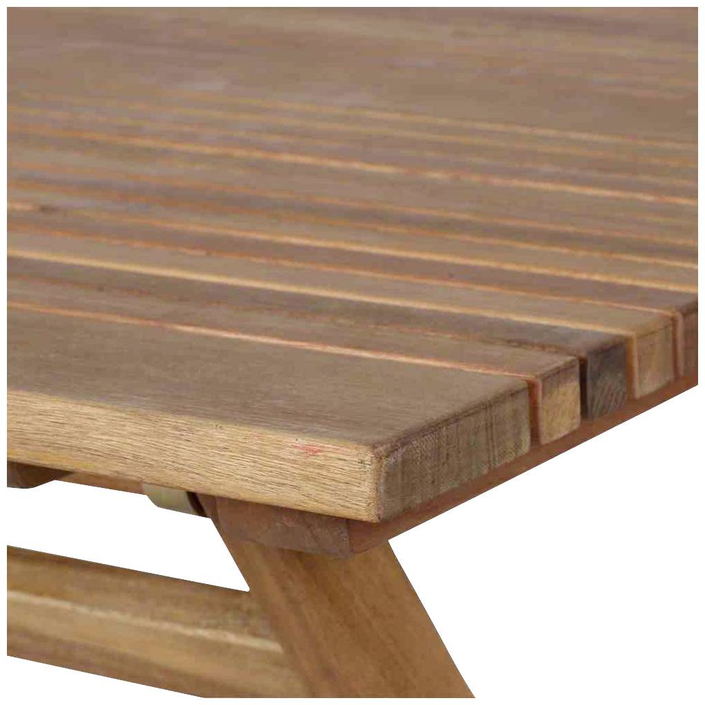 Ein Holztisch mit klaren Linien und stabiler Konstruktion. Die Oberfläche zeigt natürliche Holzmaserung und klare rechteckige Enden.