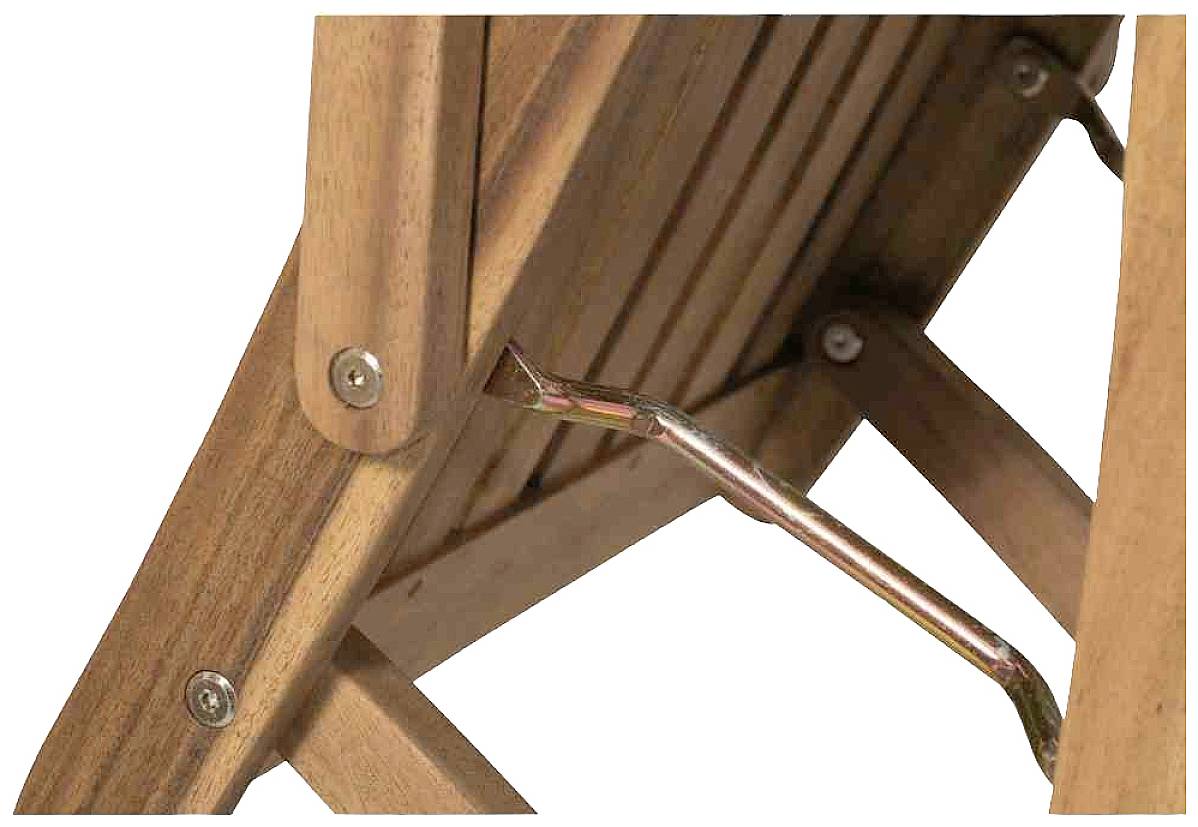 Ein aus Holz gefertigter Klappstuhl, teilweise gesehen, mit Metallbeschlägen für Stabilität und Funktionalität.