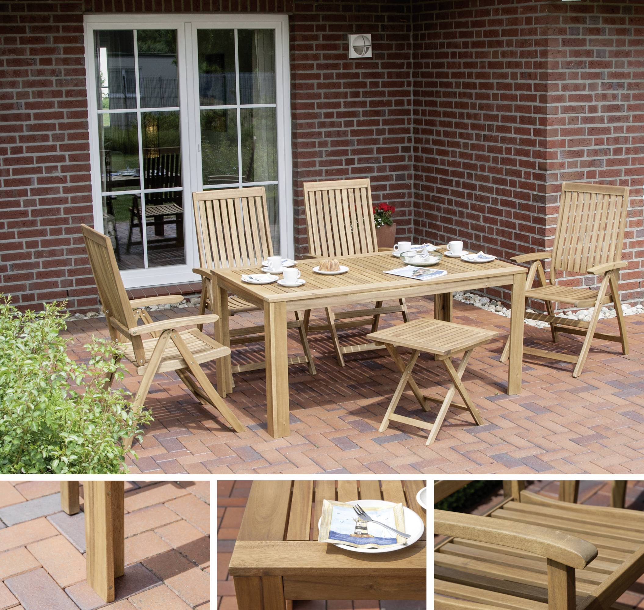 'Terrasse mit Holzmöbeln: Tisch und Stühle auf Ziegelboden. Auf dem Tisch stehen Tassen und Teller. Fenster im Hintergrund.'