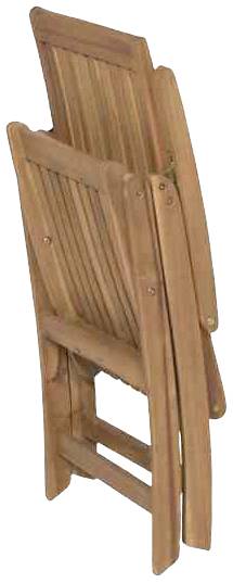 Zwei zusammengeklappte, hölzerne Gartenstühle stehen übereinandergelehnt.