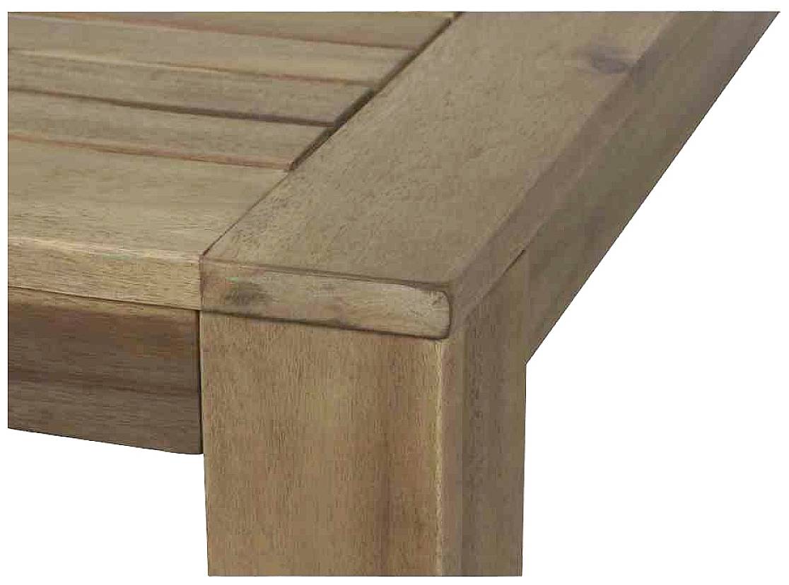 Ecke eines Holztischs aus hellem, glattem Holz mit sichtbaren Maserungen und stabiler Konstruktion.